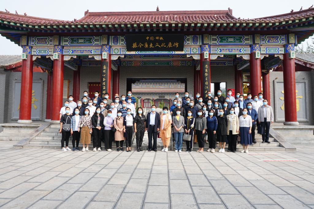 参加活动人员在邺城廉吏文化展馆前合影